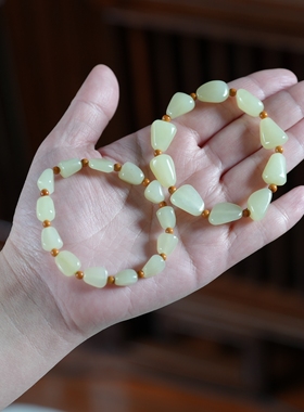 心有灵犀一点通。新疆若羌黄口料和田玉黄玉小原石手链串女