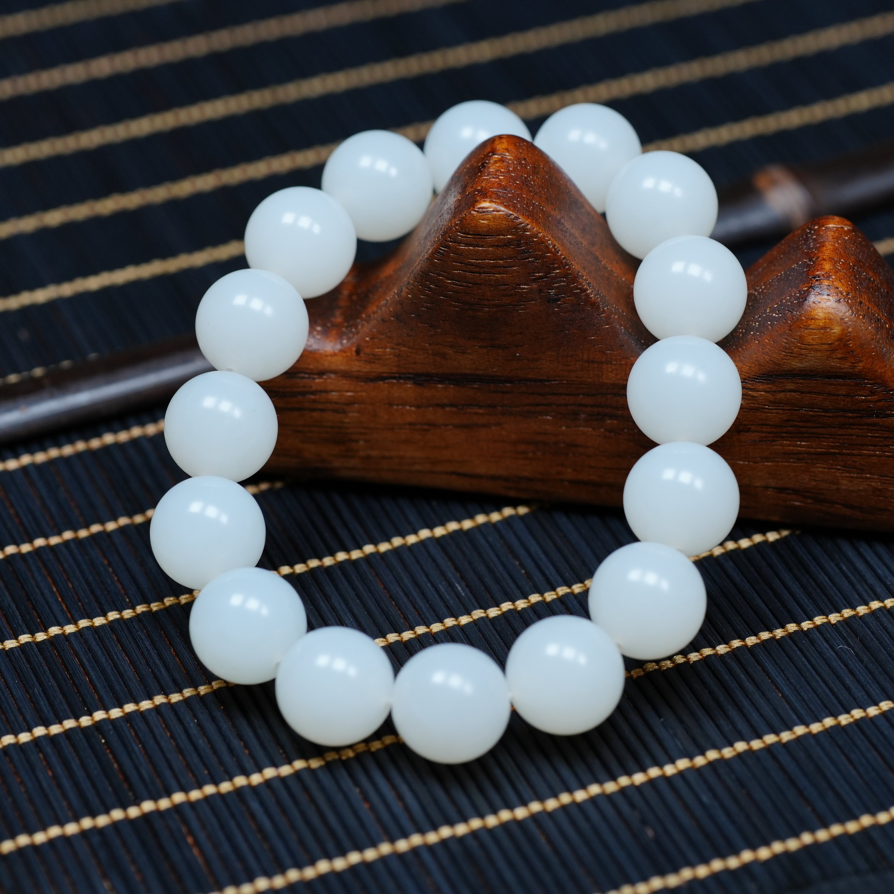 两条难得一遇孤品 老俄料和田玉羊脂白玉一级白12毫米柔光手链串