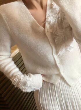 法式温柔风V领蕾丝拼接针织开衫女米白色设计感毛衣外套