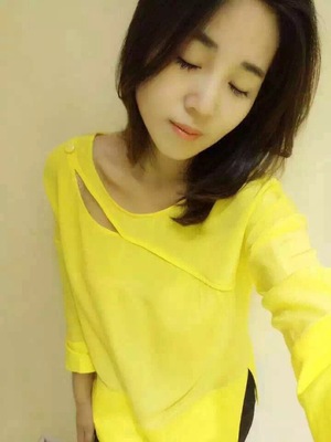 颜色超级正柠檬黄大红色七分袖前短后长漏肩百搭真丝上衣T恤