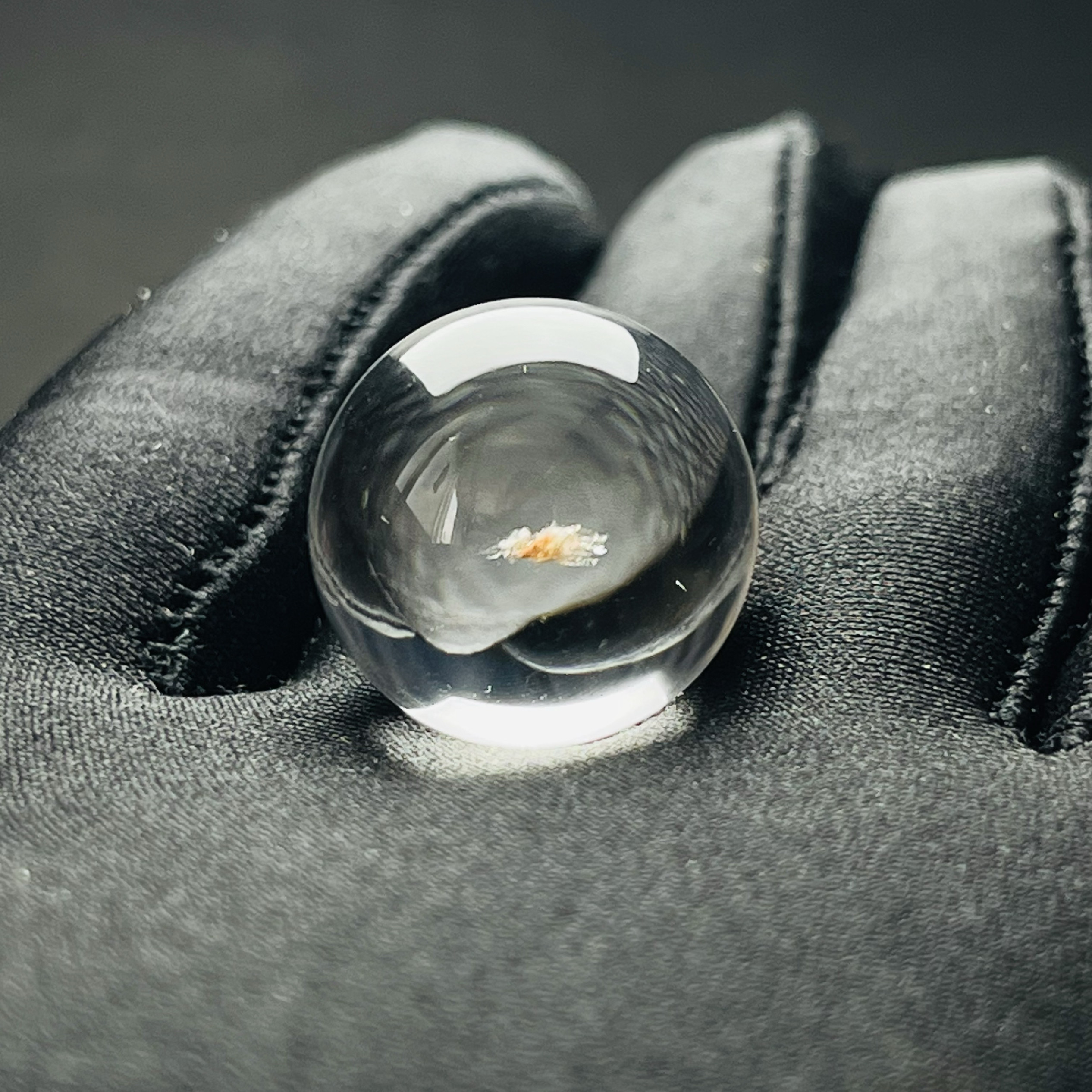 超级干净玻璃体，收藏价值极高，全包裹桔黄色矿物体，尺寸20.8mm