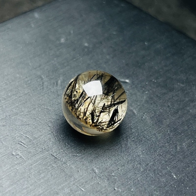 干净白幽灵黑发共生水晶珠，发丝像从土壤里长出来一样，15.5mm