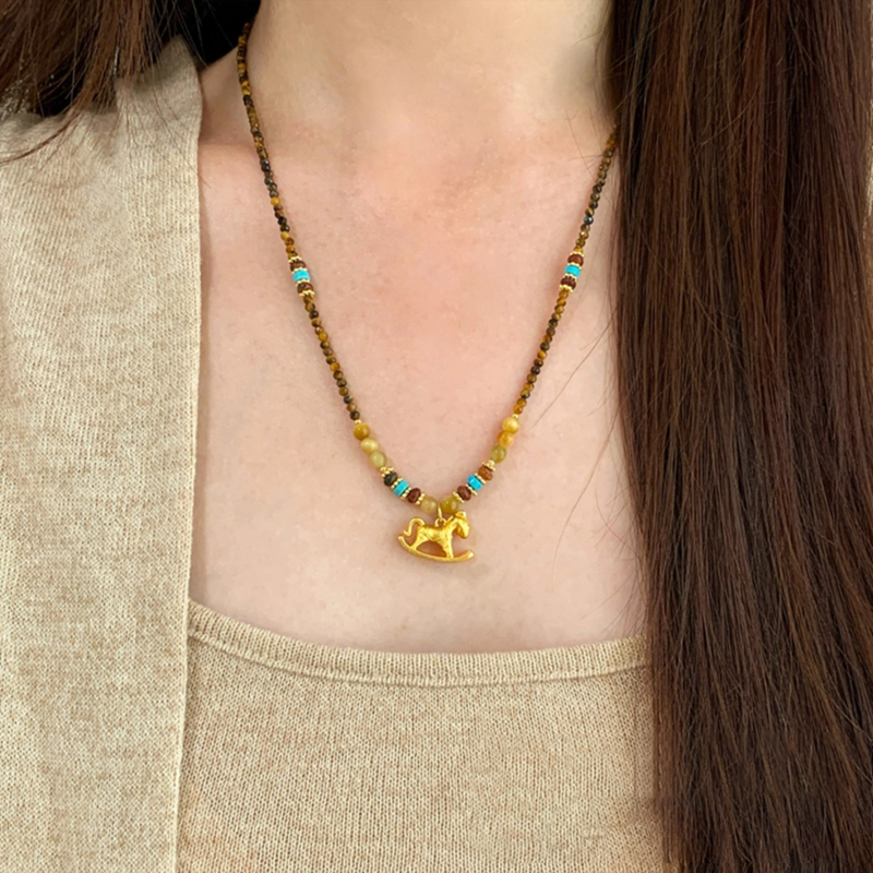 沙金虎眼石小马串珠吊坠项链高级感毛衣链长款小众设计2026年新款