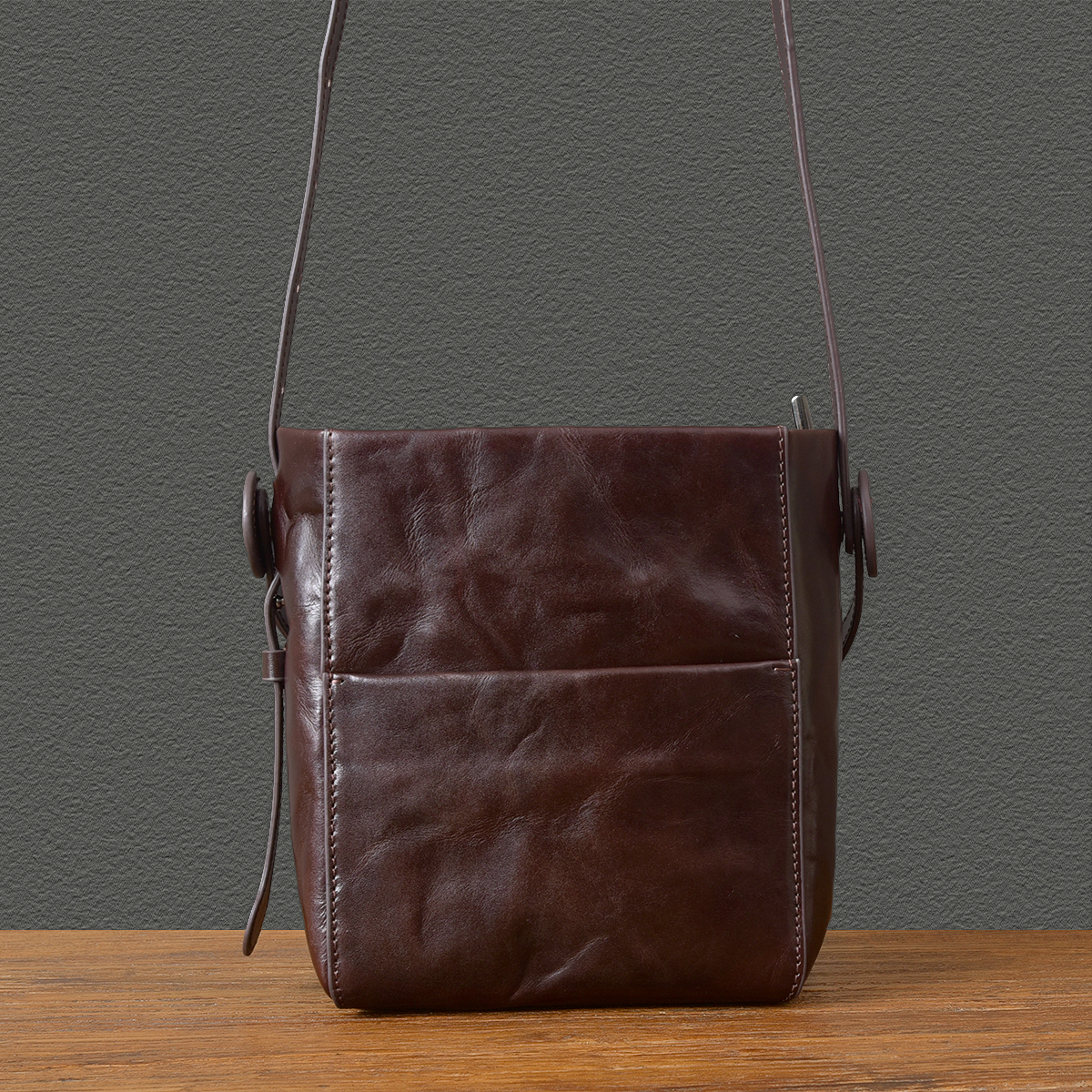 二十四街复古手抓植鞣牛皮水桶包