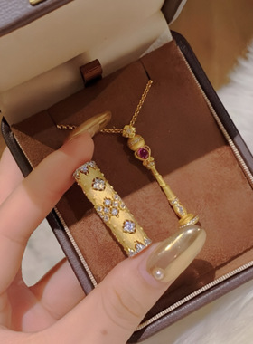 2025女款拉丝金筒吊坠精致柱状镶钻魔法棒权杖项链女式轻奢锁骨链