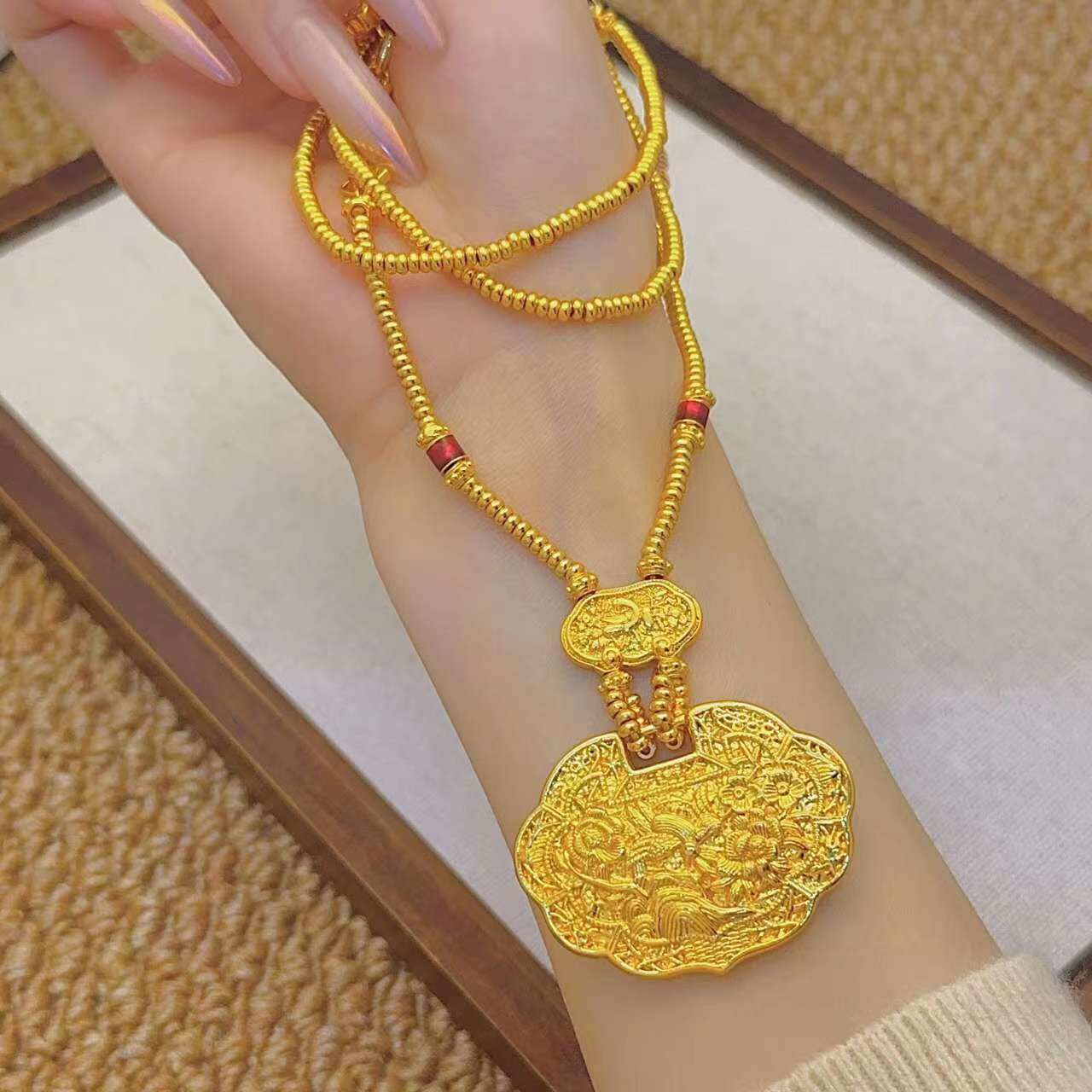 中国风手工沙金錾刻镂空平安锁衣链黄金色吊坠锁包婚嫁国潮女项链图片