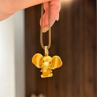 黄金色围兜小飞象拉丝小象吊坠女士项链轻奢高级感时尚沙金毛衣链