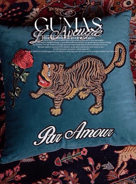 GUMAS家居天鹅绒定制款刺绣靠枕 墨绿老虎丝绒抱枕虎年靠枕