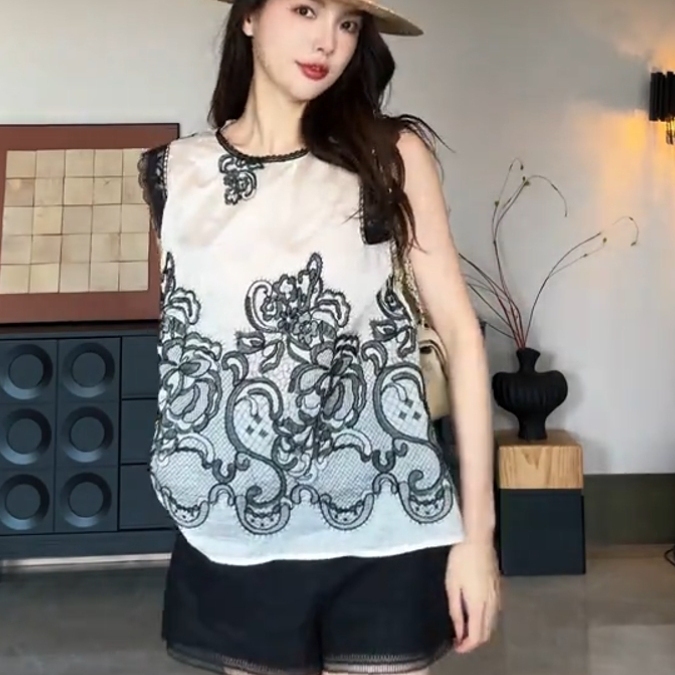 法式蕾丝花边圆领无袖背心女2025新款夏季轻奢高级感气质百搭上衣