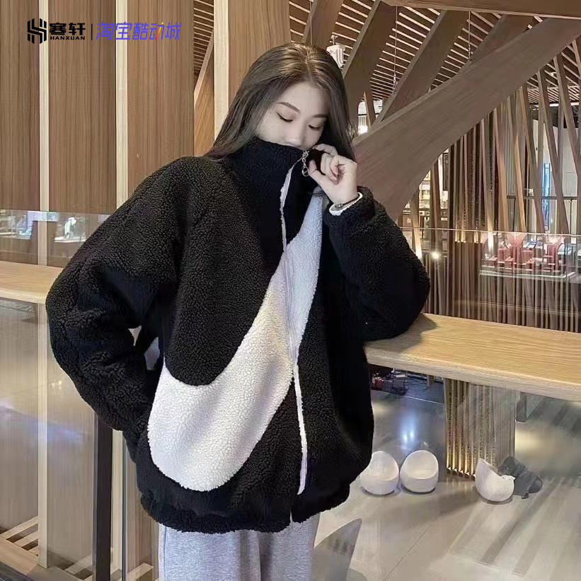 耐克女大勾羊羔绒黑白外套