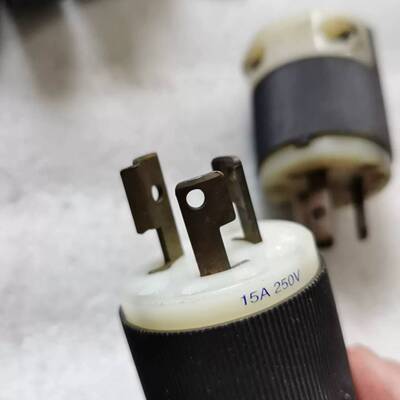 可维修荷宝电源插头，型号HBL4570C，15A 250V，扭议价