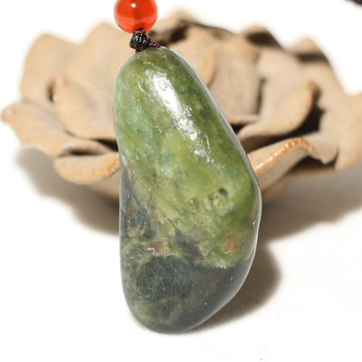 菠菜绿15.62克碧玉把件手玩件新疆和田玉籽料原石原料籽玉