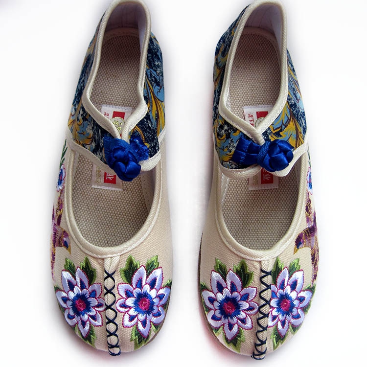 老北京时尚牛筋底防滑米色绣花鞋