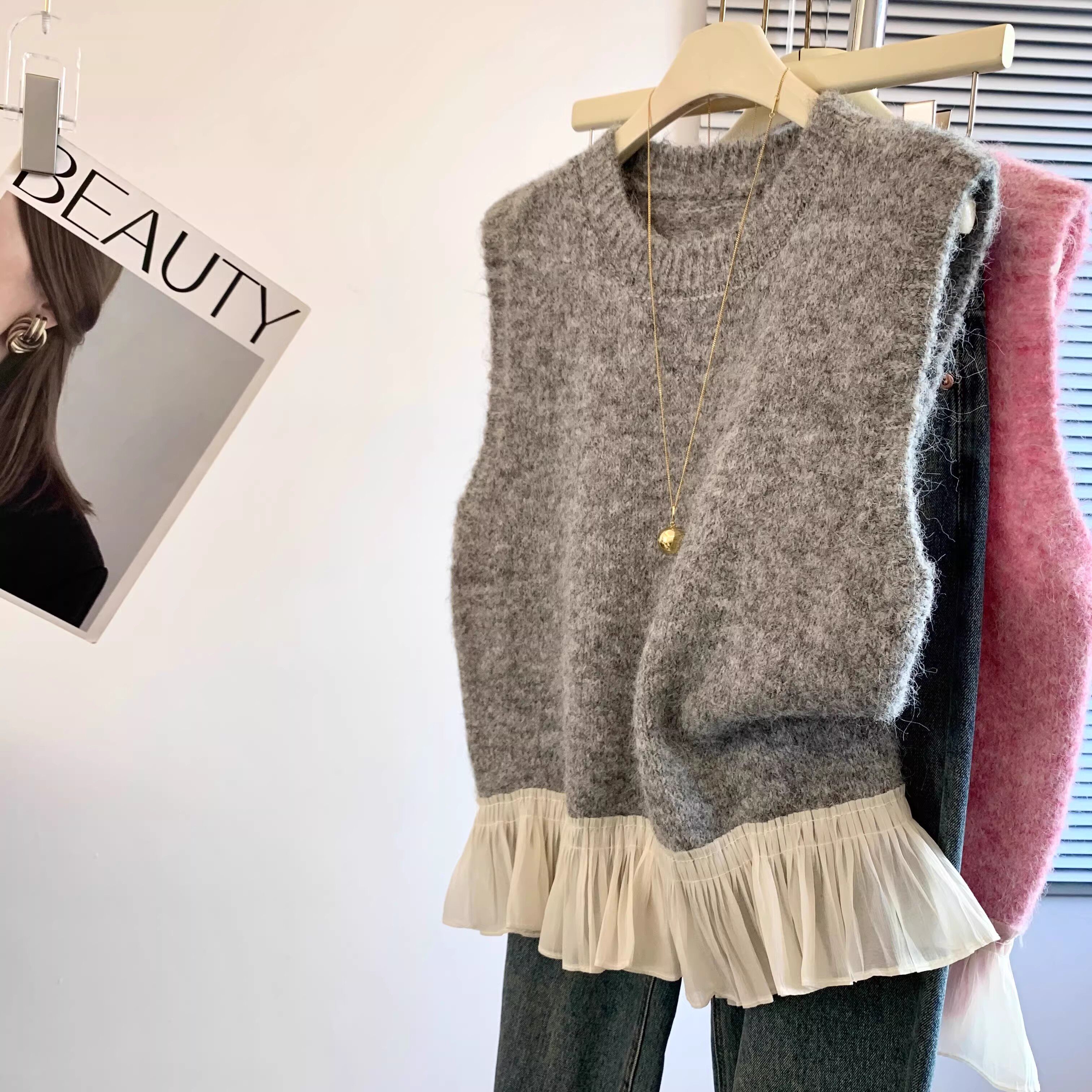 春款2026新款小衫荷叶边花边拼接假两件无袖坎肩叠穿针织马甲上衣