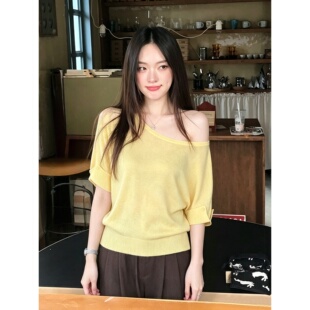 韩系黄色斜肩蝙蝠袖针织衫女夏季设计感露肩短袖t恤宽松慵懒上衣