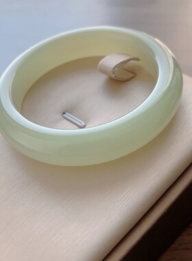 54.6圈口黄口平安镯和田玉梧桐