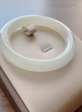 55.8圈口晴水色胖圆条和田玉梧桐