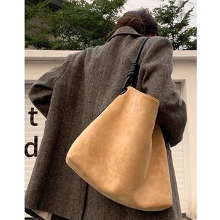 韩版 复古绒面撞色单肩水桶包大容量手提斜跨托特女包 秋冬新款