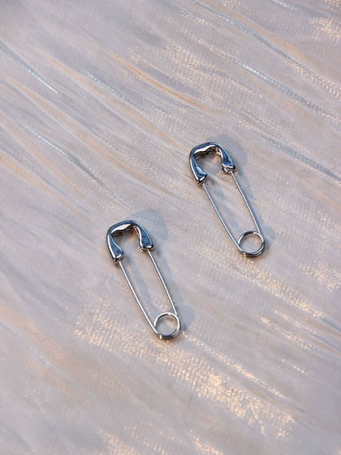 Небольшие серьги, дизайнерская металлическая булавка, простой и элегантный дизайн, популярно в интернете