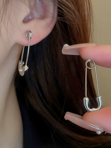 Небольшие серьги, дизайнерская металлическая булавка, простой и элегантный дизайн, популярно в интернете