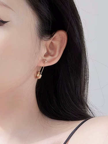 Небольшие серьги, дизайнерская металлическая булавка, простой и элегантный дизайн, популярно в интернете