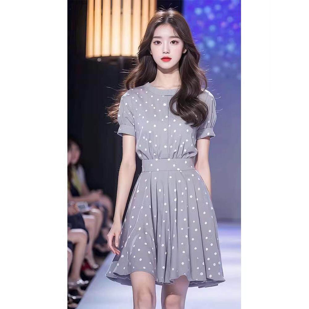 春天的多巴胺穿搭灰色波点短袖连衣裙绝美奶fufu裙子2026新款爆款