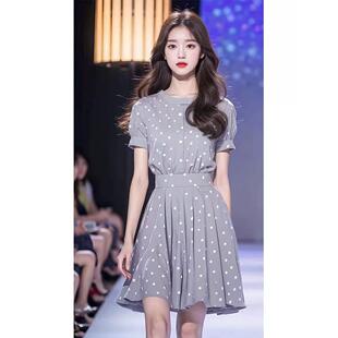 春天的多巴胺穿搭灰色波点短袖连衣裙绝美奶fufu裙子2026新款爆款