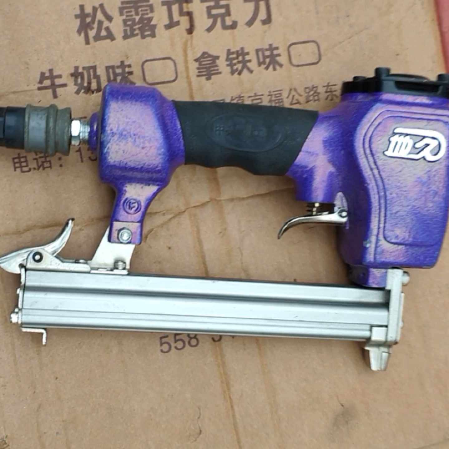 地久气钉枪紫色款型号422jb功能完好外观有正常使用