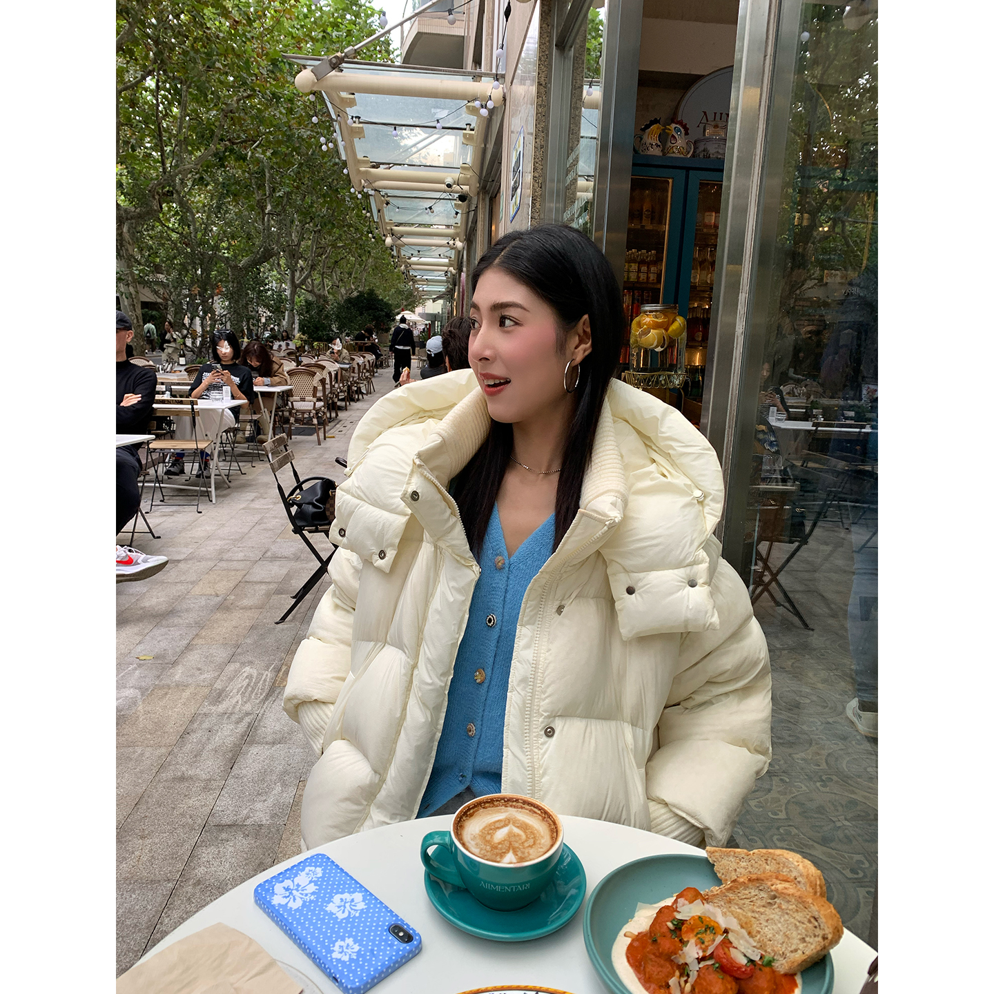 今屿花花短款白色连帽羽绒服女