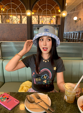 今屿花花 灰色印花短袖女t恤夏2025新款夏季上衣正肩半袖修身小众