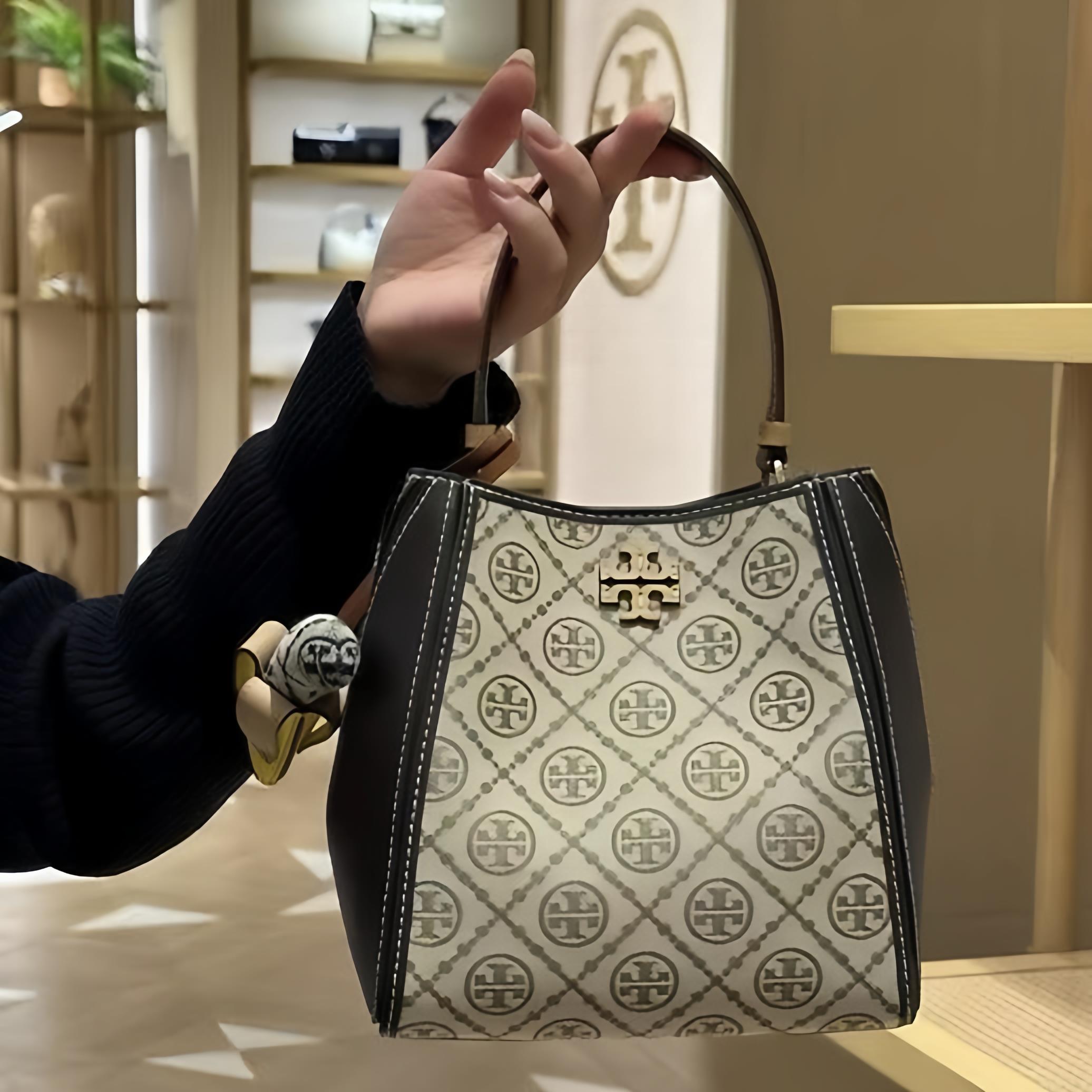 塔尖品质 ROMY T MONOGRAM新款变形全皮水桶包斜跨包单肩包1031