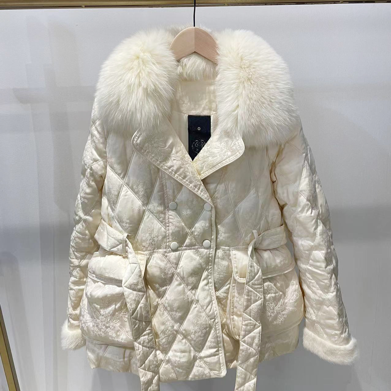 特价 福利 花姑娘 狐狸毛领派克羽绒服女中长款收腰系带白鸭绒