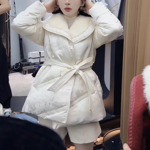 特价 福利 米可白色翻领中长款羽绒服女收腰系带束腰型鹅绒服外套