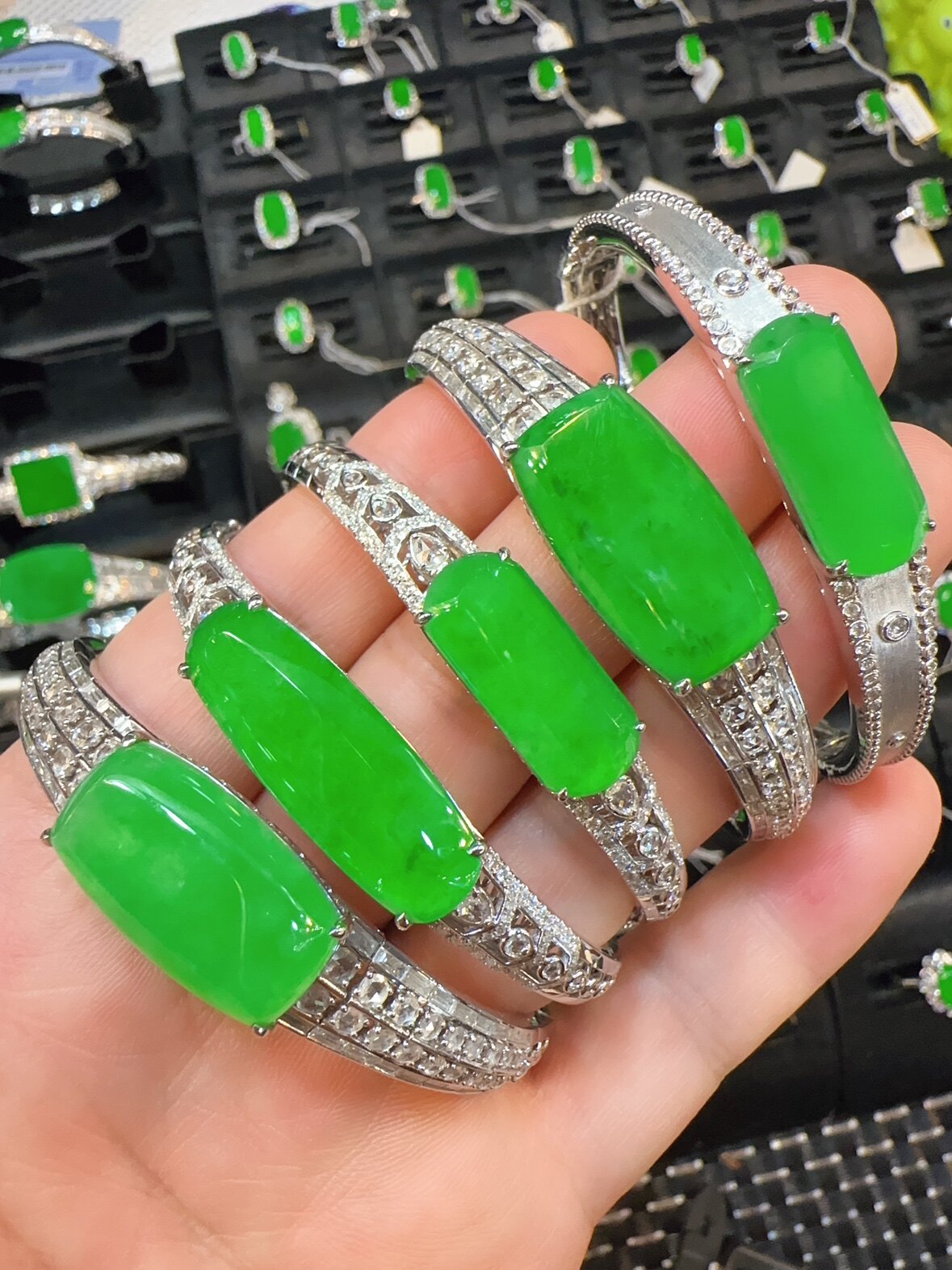 宽版18K金镶嵌冰种阳绿翡翠手镯 缅甸缅料豪华镶嵌重金冰阳绿戒面