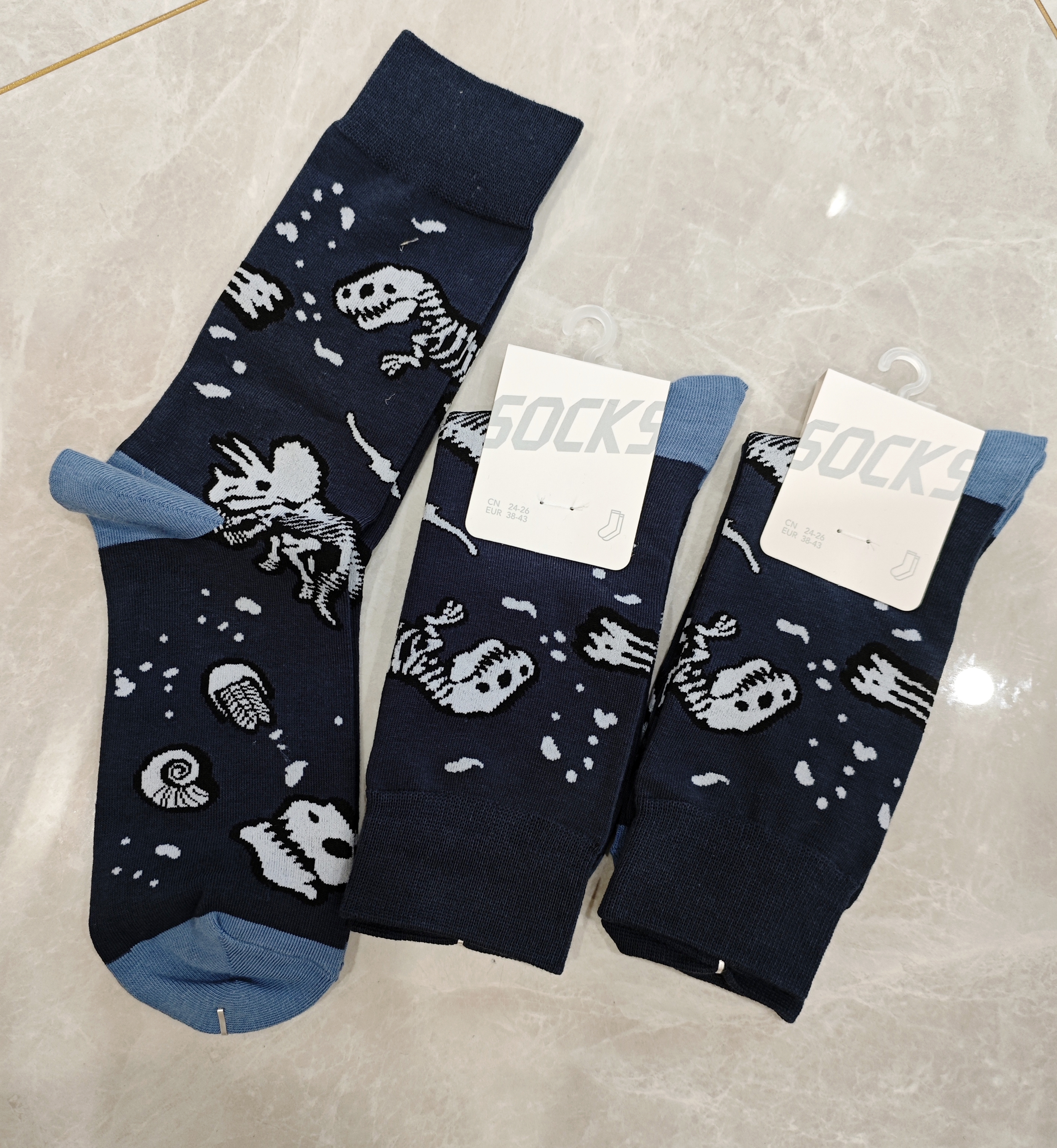 名创优品动物卡通恐龙袜子ins潮袜街头男孩青少年男士中长筒棉袜