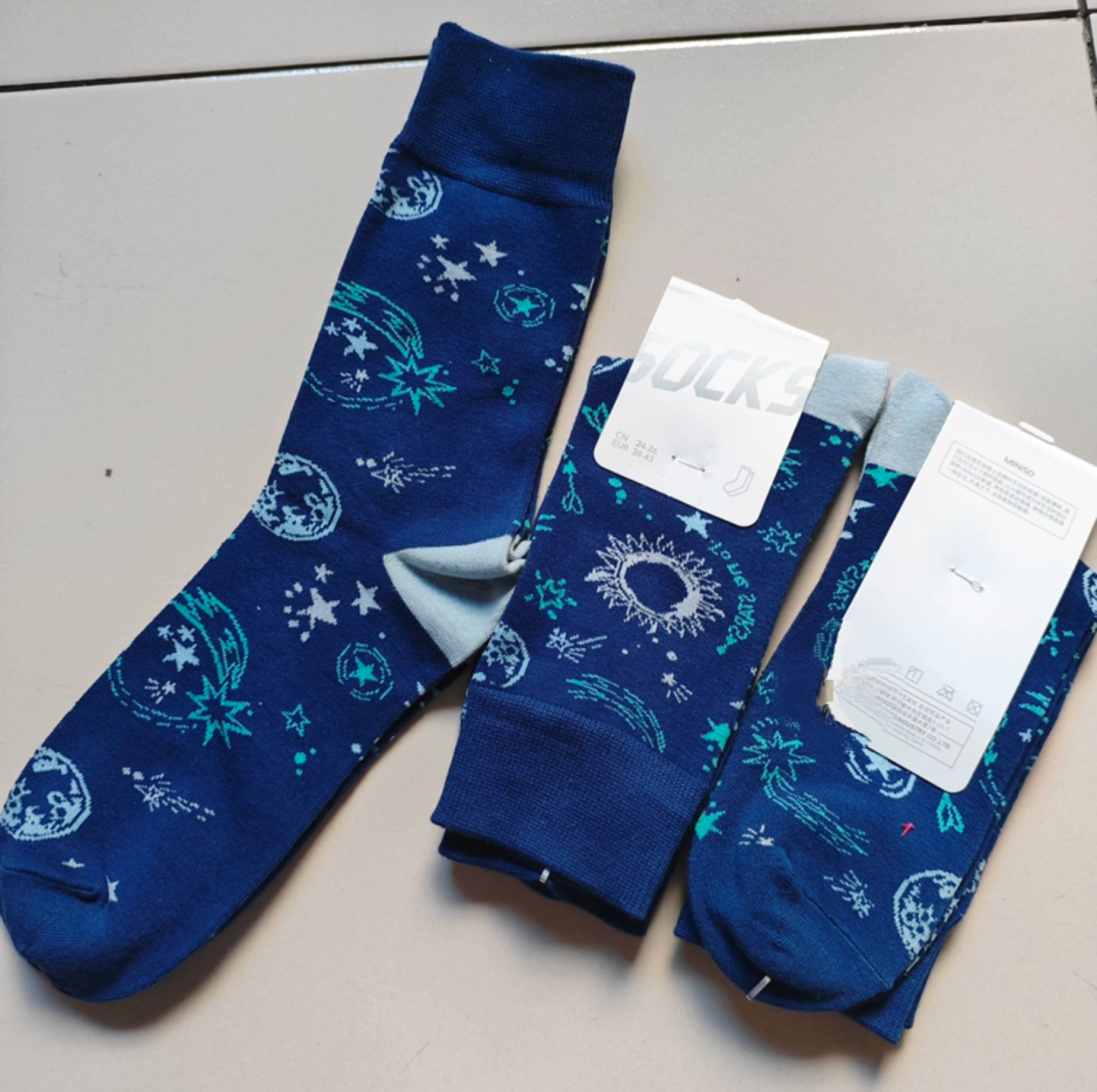 名创优品女中高筒棉袜太空人星球纯棉彩色卡通潮袜男大童秋季长袜
