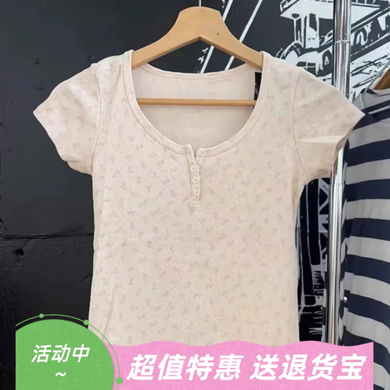 甜美显瘦碎花四粒扣短袖T恤