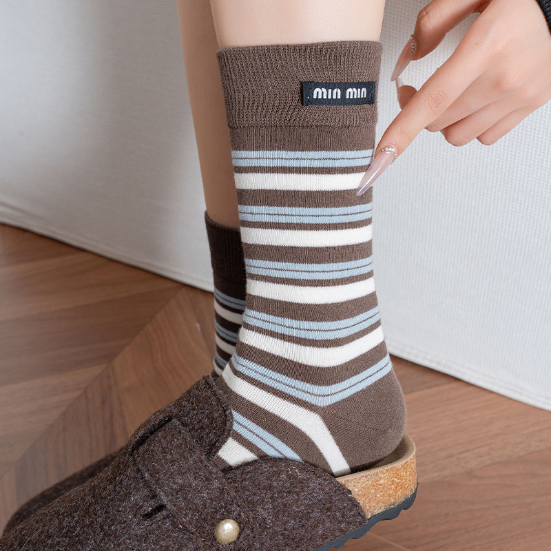 搭配勃肯鞋的咖色条纹袜子美拉德