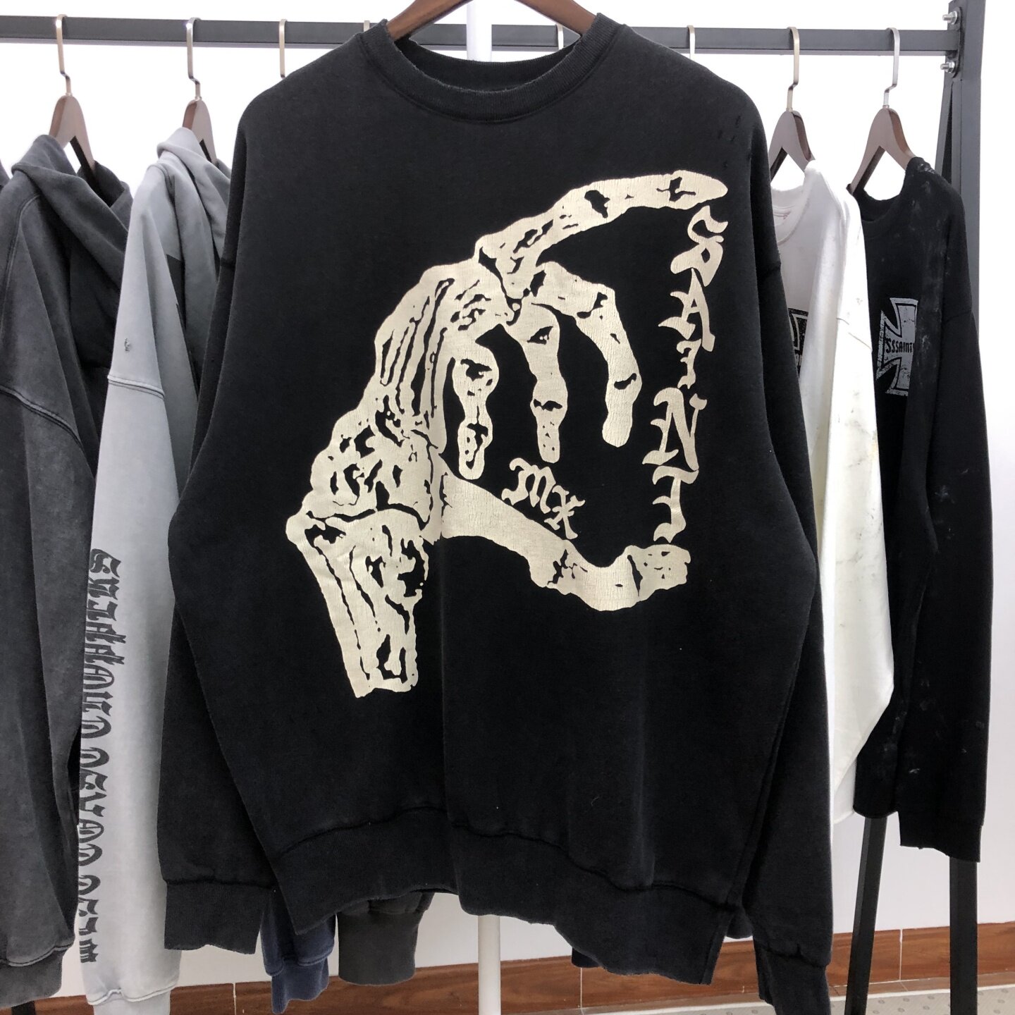 Saint Michael 25SS skeleton hand crewneck 骷髅手做旧破坏卫衣
