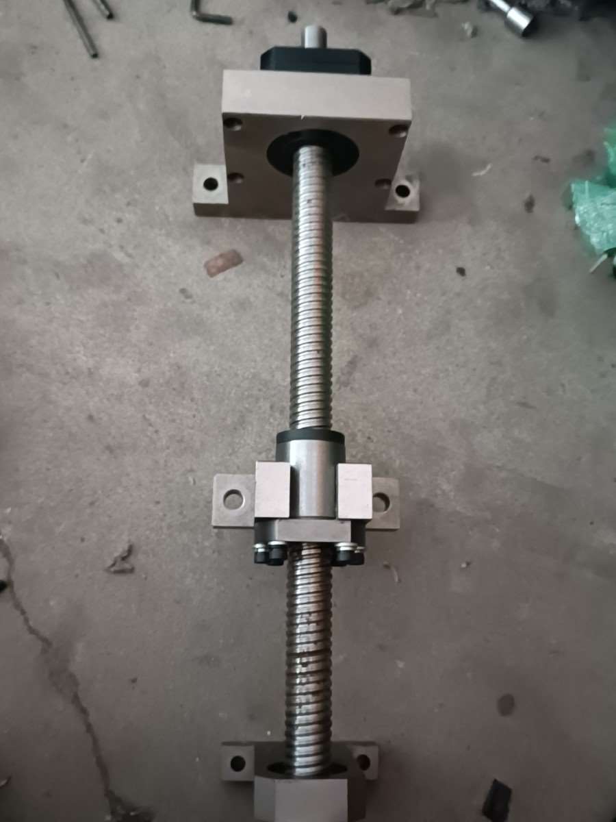 (议价)滚珠丝杆自带支架.丝直径20总长470东西漂亮.有需要的