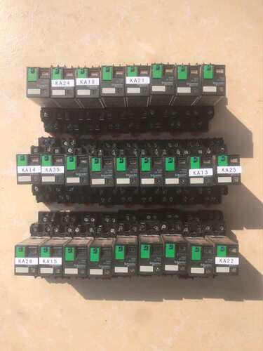 施耐德继电器RXM2AB2BD.带底座RXZE1M2C. 议价