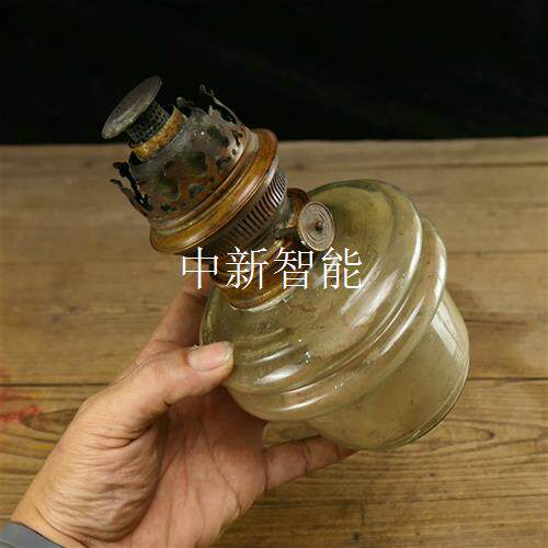 老煤油灯,民国时期西洋煤油灯,灯头是铜材质 配玻璃油壶,已有