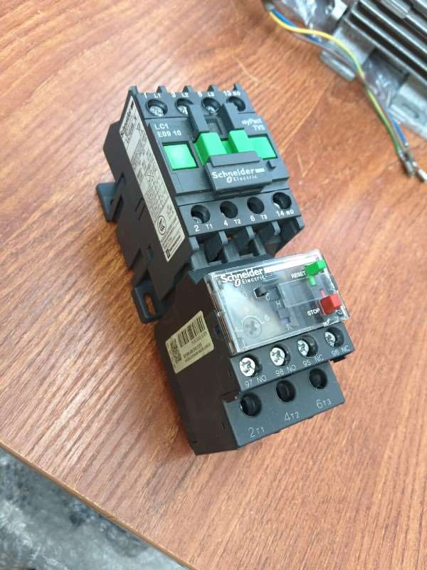 施耐德LC1E0910接触器线圈220VLRE10热