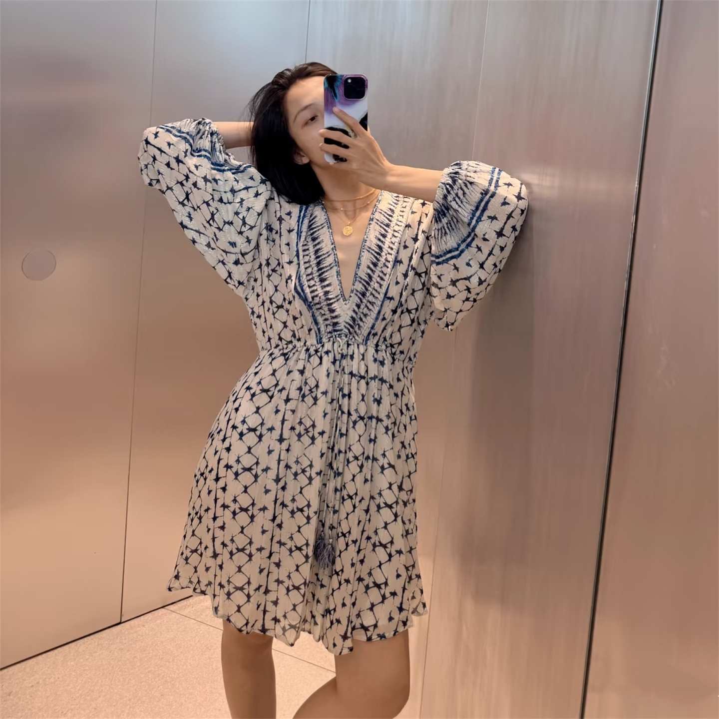 宽松金属色线印花长袖V领连衣裙