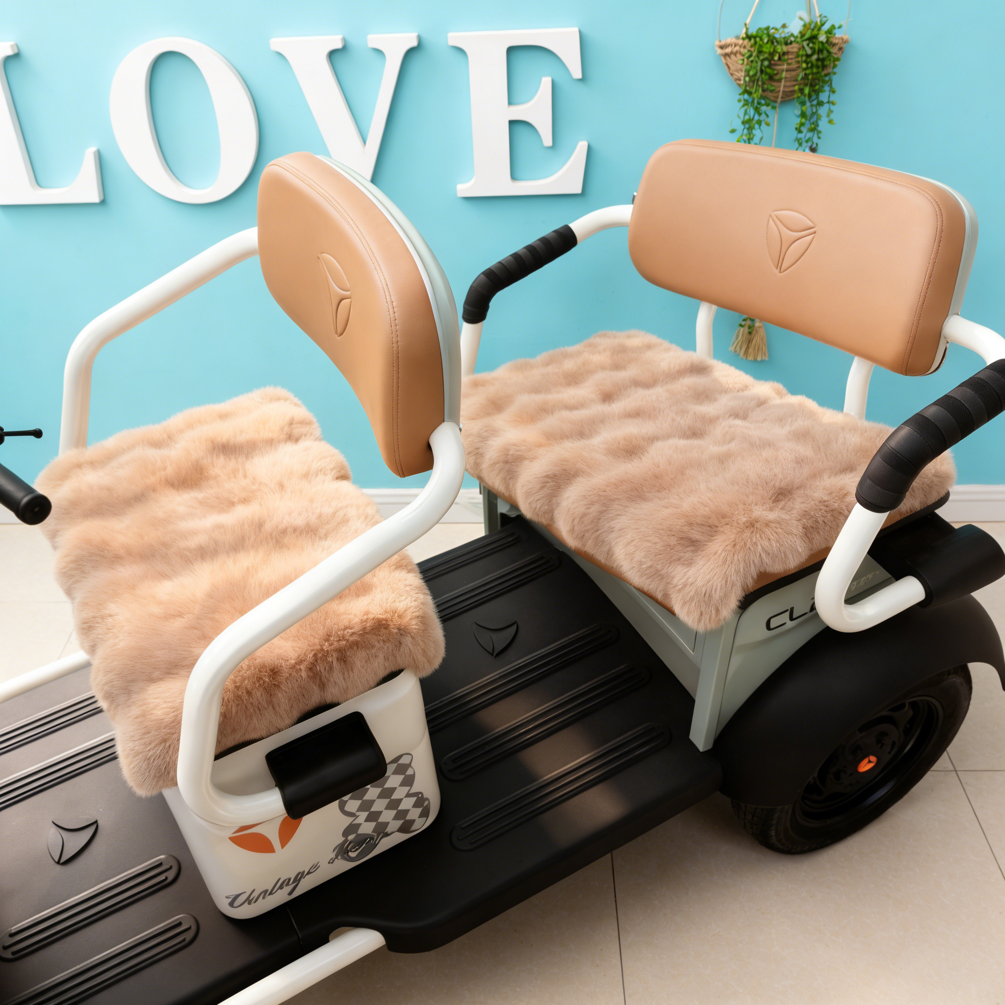 适用爱玛小刀三轮车冬季毛绒坐垫