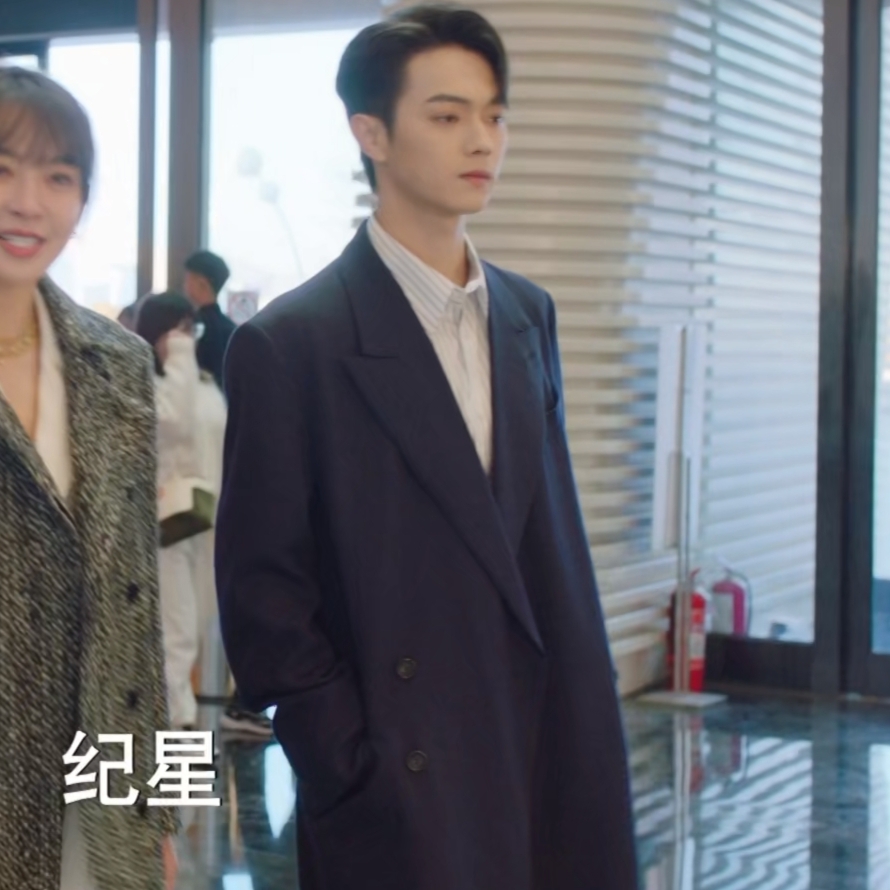 你比星光美丽许凯韩廷同款大衣