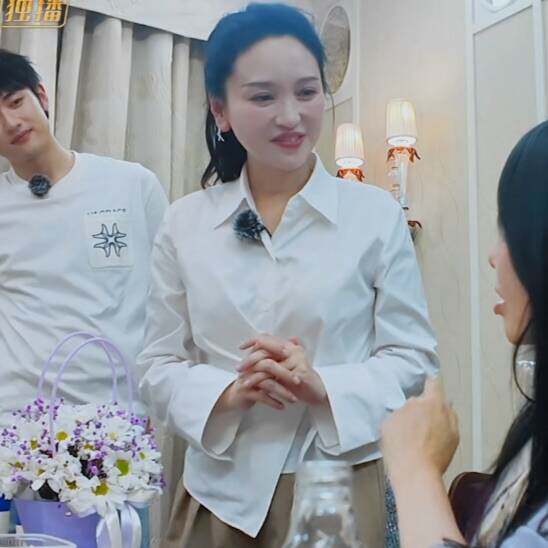 原版妻子的浪漫旅行2026金莎同款衬衫上衣翻领白色衬衣女衣服潮 - 实物图