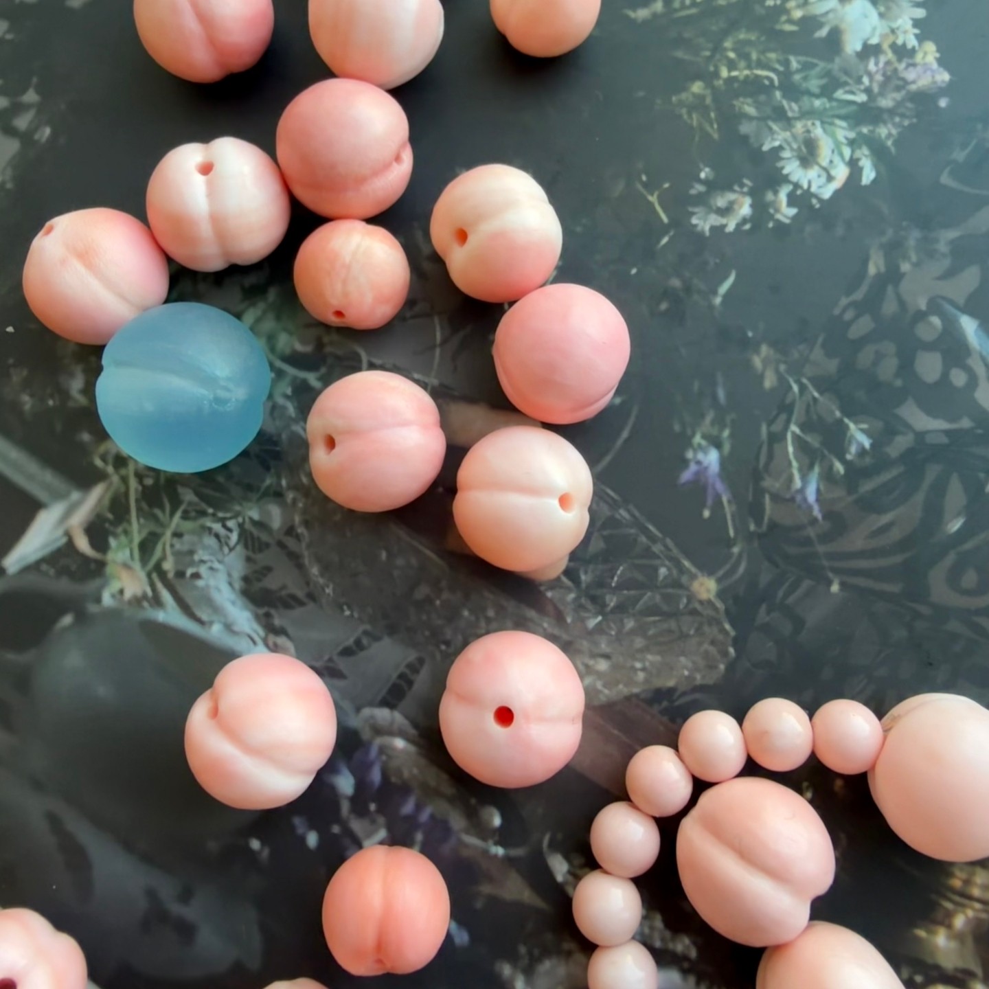 天然七宝粉贝珍珠母贝壳雕刻屁桃苹果圆手链配饰手串隔珠配件文玩