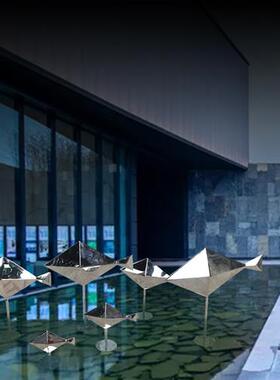 不锈钢镜面小鱼雕塑售楼处公园房地产水景摆件园林户外水池艺术