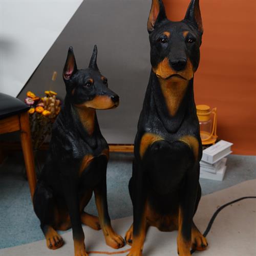 原创客厅狗摆件仿真杜宾犬模型玻璃钢动物雕塑电视柜落地装饰大号